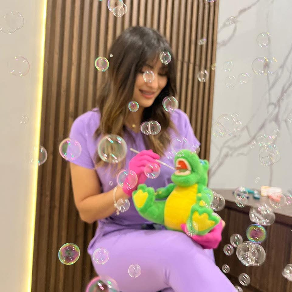 Dra. Nayeli jugando con burbujas